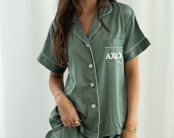 Alpha Chi Omega, pijamas Alpha Chi, pijamas de hermandad, pijamas de eucalipto, ropa de hermandad, canasta de regalo de hermandad, regalo de hermandad, Alpha Chi