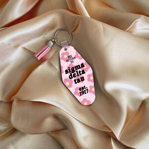 SDT, Sigma Delta Tau-sleutelhanger, Sig Delt, sleutelhanger studentenvereniging, werving, big little, motelsleutel, aangepaste sleutelhanger, bieddag, SDT-cadeau, zus