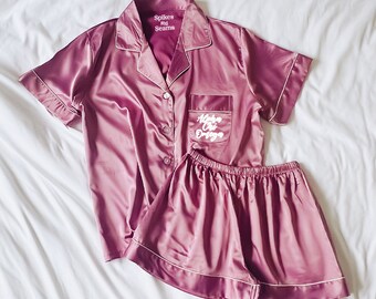 FUENTE DE GUIÓN/ Alpha Chi Omega, hermandad, día de licitación, prisa, regalo de hermandad, día de licitación, pijamas personalizados, conjunto de pijama, pijamas, pijamas de hermandad, go greek