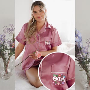 Floral Sorority Pyjamas, griechischer Buchstabe Pjs, griechische Rekrutierung, großes und kleines Geschenk, Bid Day Geschenk, Greek Life Tee, Sorority Rush Rekrutierung