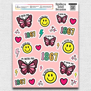 Puede incluir: Una hoja de pegatinas rosas con varios diseños, incluyendo mariposas, caras sonrientes, rayos, estrellas y el texto "PI BETA PHI" y "1867".