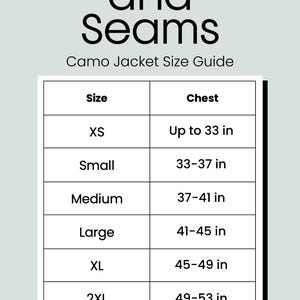 Puede incluir: Una tabla de tallas para una chaqueta de camuflaje, que muestra las medidas del pecho para diferentes tallas, desde XS hasta 3XL. La tabla est&aacute; etiquetada como "Spikes and Seams Gu&iacute;a de tallas de chaqueta de camuflaje".
