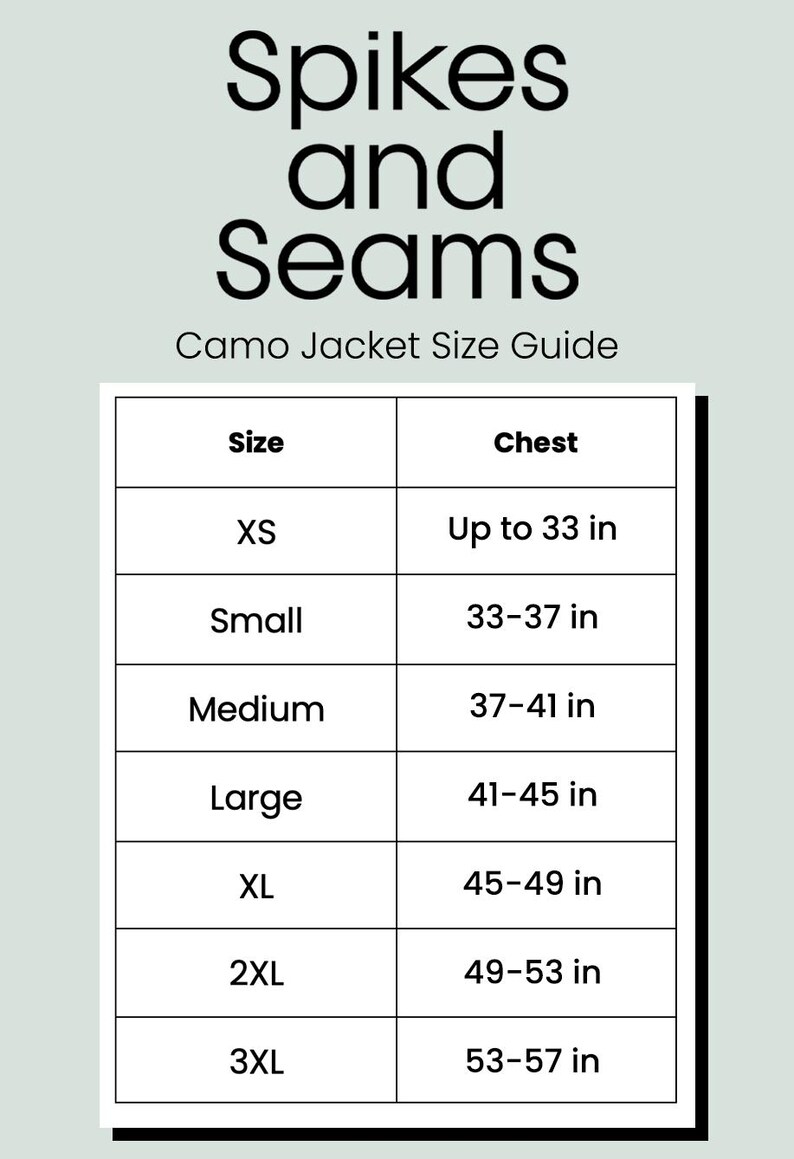 Puede incluir: Una tabla de tallas para una chaqueta de camuflaje, que muestra las medidas del pecho para diferentes tallas, desde XS hasta 3XL. La tabla est&aacute; etiquetada como "Spikes and Seams Gu&iacute;a de tallas de chaqueta de camuflaje".