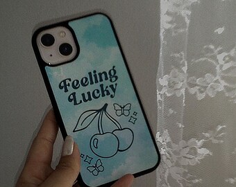iPhone-skal med körsbärstryck, estetiskt telefonskal med lyckoflicka