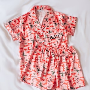 GRIECHISCHE BUCHSTABEN Alpha Delta Pi Pyjamas, ADPi, Sorority Pyjamas, Angebotstag, westliche Pyjamas, benutzerdefinierte Pyjamas, Seidenpyjamas, Sorority Pyjamas, ADPi tee