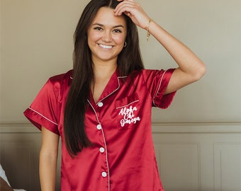 Conjunto de pijama Alpha Chi Omega / Pijama de satén color burdeos de la hermandad