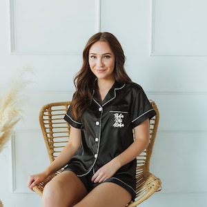 Op de afbeelding: Een set van drie keramische mokken met een gespikkelde, matte afwerking. De mokken zijn in de kleuren crème, lichtbruin en donkerbruin. Elke mok heeft een eenvoudig, minimalistisch ontwerp en een afgerond handvat.