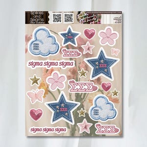 Puede incluir: Una hoja de pegatinas decorativas con formas de estrellas, corazones, nubes y flores. Las pegatinas son de color azul, rosa y dorado, con el texto "sigma sigma sigma". Las pegatinas están sobre un fondo beige.
