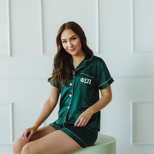 LETRAS GRIEGAS / Phi Sigma Pi, hermandad, día de licitación, prisa, pijamas, pijamas personalizados, canasta de regalo de hermandad, pijamas, pijamas de hermandad, Phi Sig