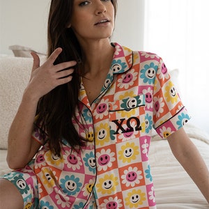 Pijamas Chi Omega, Chi Omega, pijamas de hermandad, pijamas arcoíris, regalo Chi Omega, camisetas Chi Omega, griego, reclutamiento de hermandad, pijamas