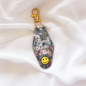 SDT, Sigma Delta Tau-sleutelhanger, Sig Delt, sleutelhanger studentenvereniging, werving, big little, motelsleutel, aangepaste sleutelhanger, bieddag, SDT-cadeau, zus