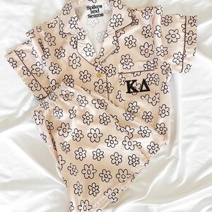GRIECHISCHE BUCHSTABEN | Kappa Delta Pyjamas, benutzerdefinierte Blumenpyjamas, Blumenpyjamaset, Ansturm, große kleine Enthüllung, Schwesternschaft, Angebotstag, griechische Rekrutierung