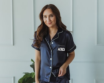 LETRAS GRIEGAS Alpha Chi Omega, pijama Alpha Chi, pijama de hermandad, día de oferta, prisa, regalo, conjunto de pijama azul marino, satén, pijama de hermandad, Alpha Chi