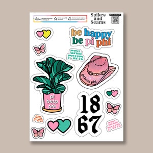 Puede incluir: Un conjunto de pegatinas con una planta rosa en una maceta, un sombrero de vaquero rosa, una mariposa, corazones y el texto "be happy be pi phi", "pi beta phi", "girl power" y "18 67".