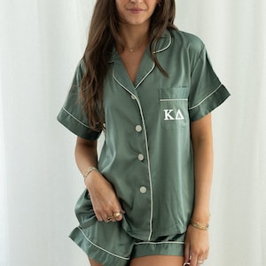 Kappa Delta Pyjamas, Schwesternschaft Pyjama, Kappa Delta, Schwesterngeschenktasche, Schwesternschaftsmerch, Kappa Delta Geschenk, grüner Pyjama, Satin Pyjama, pjs