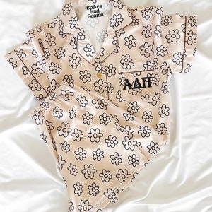 LETRAS GRIEGAS Alpha Delta Pi, hermandad, día de licitación, prisa, regalo, pijamas, pijamas personalizados, conjunto de pijamas, pijamas de satén, pijamas de hermandad, camiseta ADPi
