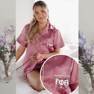 Floral Sorority Pyjamas, griechischer Buchstabe Pjs, griechische Rekrutierung, großes und kleines Geschenk, Bid Day Geschenk, Greek Life Tee, Sorority Rush Rekrutierung