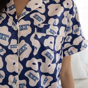 Schwesternschaft Pyjamas, Kappa Merch, Kappa Kappa gama, Kappa Shirts, KKG, Antragstag, Schwesternschaft Geschenk, Schwesternschaft Geschenk, Satin Pyjamas, Schwesternschaft pjs