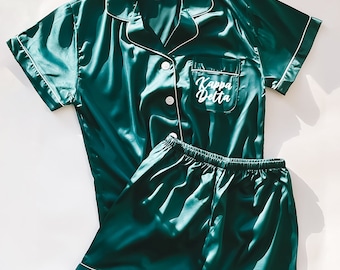 SCHRIFTART | Kappa Delta, Satinschlafanzug, benutzerdefinierte Pyjamas, Geschenke für Ansturm, große kleine Enthüllung, Schwesternschaftsschlafanzug, Bid Day, griechische Rekrutierung