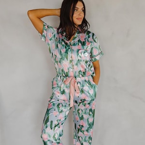 Floral Sorority Pyjamas - Benutzerdefinierte griechische Buchstaben Satin Nachtwäsche - Luxe Passendes Set für Big Little, Brautjungfern & Schwestern
