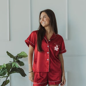 BLOCKSCHRIFTART | Pi Beta Phi Pyjamas, Sorority Pyjamas, Pi Phi Pyjamas, Angebotstag, Rekrutierung, große kleine Enthüllung, benutzerdefinierte rote Pyjamas, Burgunder-Pyjamas