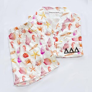 GRIECHISCHE BUCHSTABEN | Delta Delta Delta, Tri Delta, Muschel Pyjama, Schwesternschaft Geschenk, Strand Pyjama, Pyjama Set, Satin Pyjama, Schwesternschaft pjs