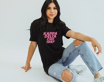Kappa Delta Chi, KDChi, camisetas KDChi, camisetas de recrutamento grego, cesta de presentes para irmandades, camisetas para irmandades, pequena grande revelação, camisetas para irmandades