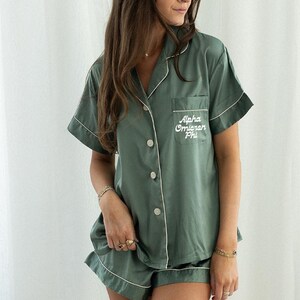 Alpha Omicron Pi, regalo de ropa de dormir de hermandad, pijamas de satén personalizados, pijamas de hermandad, pijamas de eucalipto, pijamas de satén, letra griega