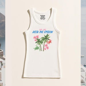 Puede incluir: Camiseta sin mangas blanca acanalada con un estampado de palmeras, flores rosas, un cangrejo y el texto "DELTA PHI EPSILON EST. 1917". La camiseta tiene cuello redondo y el nombre de la marca "Spikes and Seams" impreso en la parte superior.