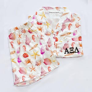 Alpha Xi Delta, canasta de regalo de hermandad, pijamas con letras griegas, Alpha Xi, Axid, pijamas de playa, reclutamiento, estampado de conchas marinas, pijamas de conchas marinas
