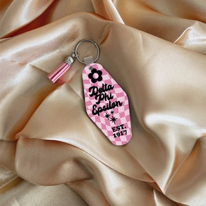 Delta Phi Epsilon-sleutelhanger, sleutelhanger studentenvereniging, werving, grote kleine onthulling, DPhiE-cadeau, motelsleutelhanger, sleutelhanger op maat, bieddag