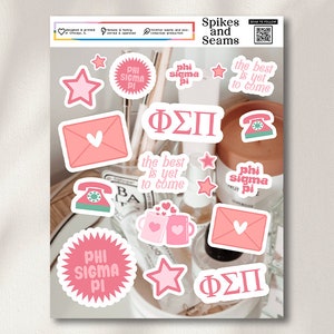 Puede incluir: Una hoja de pegatinas en rosa y blanco. Las pegatinas presentan estrellas, sobres con corazones, teléfonos rotatorios y texto que dice "Phi Sigma Pi" y "the best is yet to come."