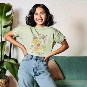 Camiseta floral com letras gregas, camiseta estética para o dia do lance, ideia de presente para a pequena grande, camiseta divertida para irmandade, camiseta floral pequena grande, camiseta grega botânica