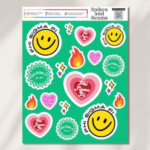 Puede incluir: Un conjunto de pegatinas con un fondo verde con varios diseños, incluyendo una cara sonriente, un corazón con el texto "Phi Sigma Pi" y una llama. El texto "Spikes and Seams" está en la parte superior de la hoja.