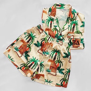 Alpha Xi Delta, pijamas de hermandad, artículos con letras griegas, alpha xi, axid, día de licitación, reclutamiento, estampado de guepardo, pijamas con estampado animal, pijamas de safari