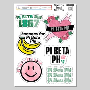 Puede incluir: Hoja de pegatinas con varios diseños con el texto "Pi Beta Phi". Los diseños incluyen un corazón, una carita sonriente, plátanos y el año 1867. Las pegatinas son en tonos rosa, verde, amarillo y negro.