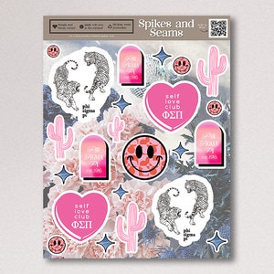 Puede incluir: Una hoja de pegatinas con una variedad de diseños, incluyendo cactus, tigres, corazones y caras sonrientes. Las pegatinas son de color rosa, blanco y negro con texto que dice "Phi Sigma Pi est. 1916" y "Self Love Club ΦΣΠ".