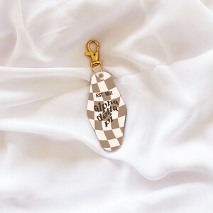 Alpha Delta Pi-sleutelhanger, ADPi, sleutelhanger studentenvereniging, werving, grote kleine, sleutelhanger kwastje, motelsleutel, aangepaste sleutelhanger, bieddag, ADPi-cadeau,