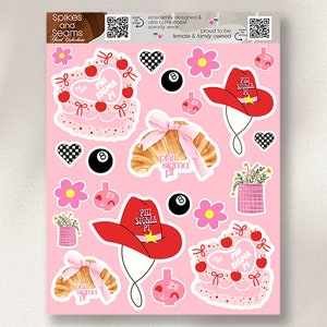 Puede incluir: Una hoja rosa con varias pegatinas que muestran el nombre de una hermandad de mujeres, "Phi Sigma Pi", y varios diseños, incluyendo un pastel en forma de corazón, un sombrero de vaquero, un croissant y una flor.