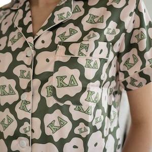 Kappa Delta Pyjamas, Schwesternschaft Pyjama, Kappa Delta, Schwesterngeschenktasche, Schwesternschaftsmerch, Kappa Delta Geschenk, grüner Pyjama, Satin Pyjama, pjs