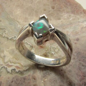 Opal Silber Ring / Opal Ring / Sterling Silber / Größe 6,25 / Mintebe australischen 5mm Cabochon Opal, schwere V-Zange Einstellung, geteilten Schaft Design.