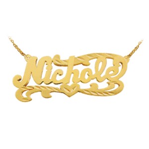 Puede incluir: Collar de oro con el nombre "Nichole" escrito en cursiva con un diseño de corazón.