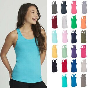 Puede incluir: Una variedad de camisetas de tirantes con espalda de nadador en diferentes colores, incluyendo negro, blanco, rojo, azul, verde, amarillo y morado. Las camisetas de tirantes est&aacute;n hechas de una tela suave y c&oacute;moda y son perfectas para superponer o usar solas.