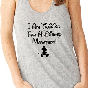 Może przedstawiać: Szara koszulka na ramiączkach z napisem "I am training for a Disney Marathon!" i czarną sylwetką Myszki Miki biegnącej.