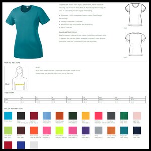 Może przedstawiać: Tabela rozmiar&oacute;w dla damskiego t-shirtu z r&oacute;żnymi opcjami kolorystycznymi. Tabela pokazuje wymiary biustu dla rozmiar&oacute;w XS do 3XL. Koszulka jest opisana jako lekka, oddychająca i odprowadzająca wilgoć. Posiada technologię PosiCharge, kt&oacute;ra utrwala kolor i zapobiega blaknięciu logo. Koszulka jest wykonana w 100% z poliestru.