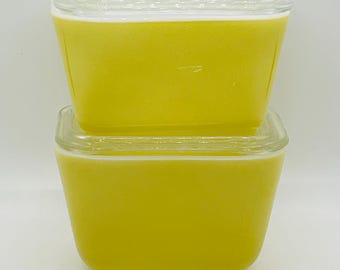Set med 2 vintage PYREX gula kylskåpstallrikar 501B 1-1/2 kopp med lock