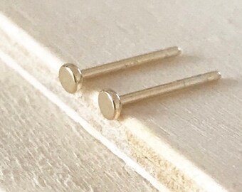 Minimalistische Dot Ohrstecker, erhältlich in 18K Vergoldet oder Sterling Silber, paarweise oder einzeln erhältlich