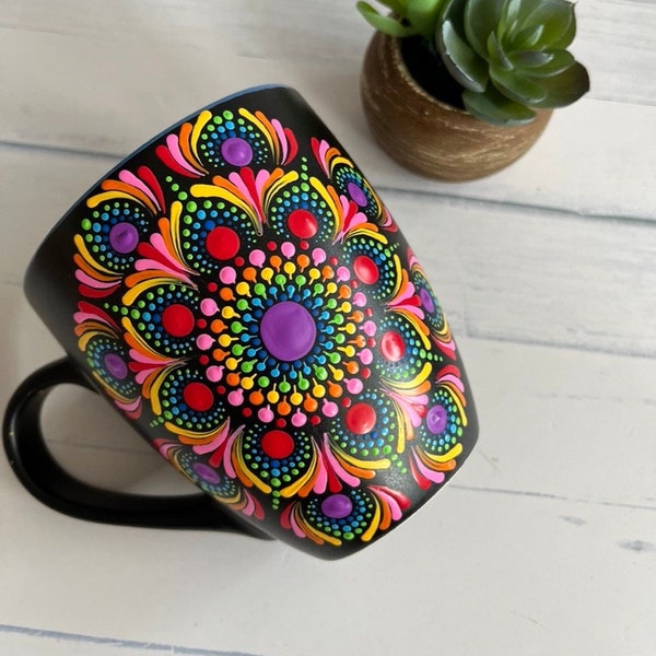 Mandala Becher, handgemalte Punktkunst, Punkt Mandala, gelb und rot, Regenbogen, bemalte Kaffeetasse, personalisiertes Geschenk, Punktmalerei, Dekor