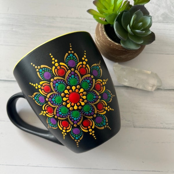 Mandala Becher, handgemalte Punktkunst, Punkt Mandala, gelb und rot, Regenbogen, bemalte Kaffeetasse, personalisiertes Geschenk, Punktmalerei, Dekor