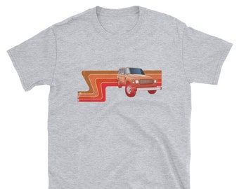Könnte beinhalten: Ein graues T-Shirt mit einer Retro-Grafik eines braunen SUV, der durch ein rot-orange-gelbes Streifenmuster fährt.